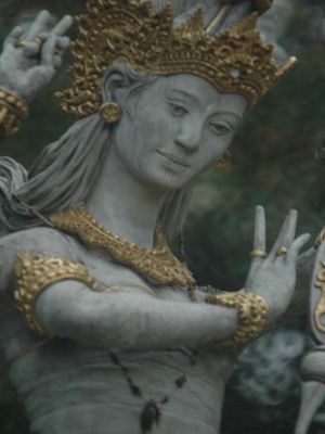 Patung-Dewi-Saraswati-Menangis